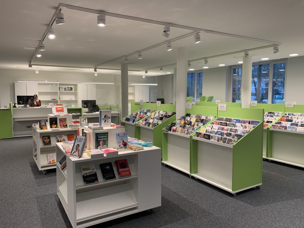 Ein neues Farb- und Lichtkonzept setzt die Literatur-Bestseller und Neuheiten im Eingangsbereich gekonnt in Szene. 