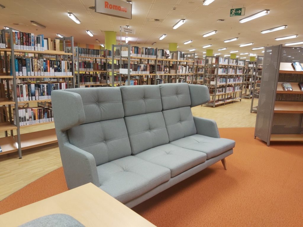 Sofa in der Romanabteilung der Bibliothek Siegen