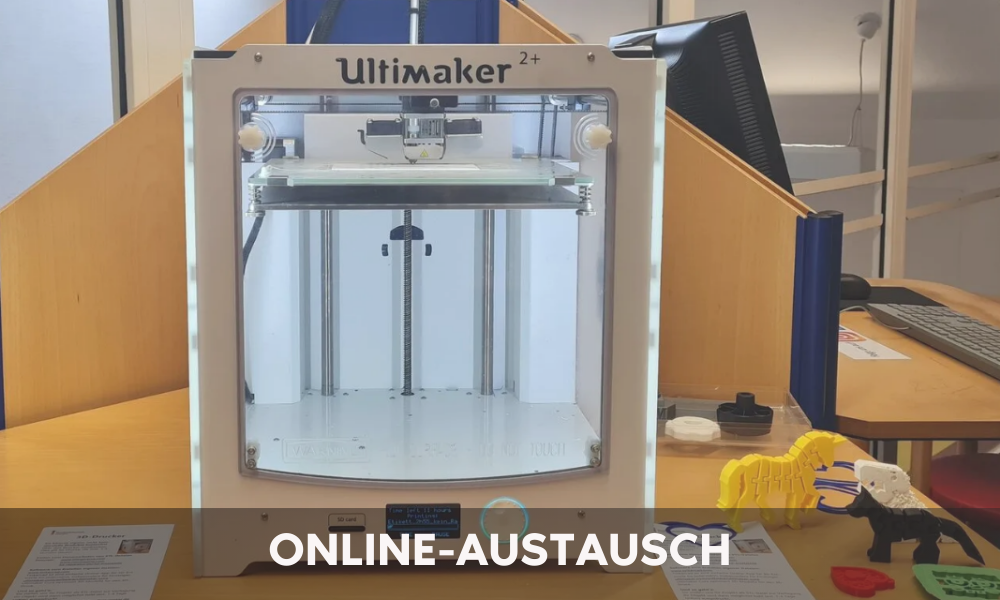 3D-Drucker. Neben dem Drucker stehen Spielzeugfiguren, die dem Gerät gedruckt wurden.